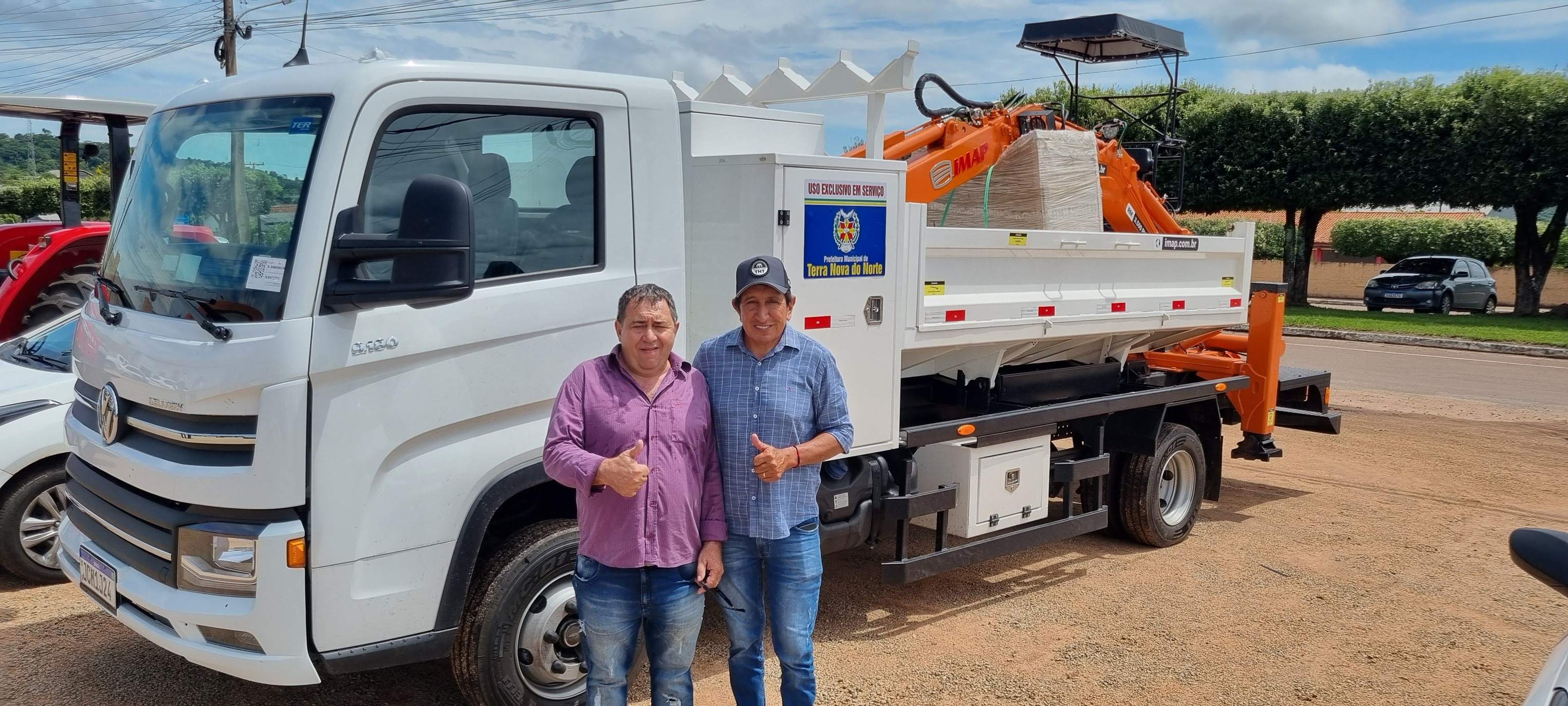 Terra Nova recebe caminhão 3/4 com caçamba basculante, retroescavadeira e equipado com cesto aéreo, viabilizado pelo Deputado Dilmar Dal’Bosco a pedido do vereador Luizinho Batista