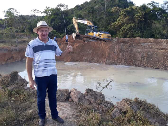 Vereador Oli da Bonfim acompanha trabalhos da Secretaria de Agricultura na abertura de tanques do programa da piscicultura