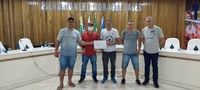 Vereador Oli da Bonfim entrega Moção de Louvor para o professor TED, um dos maiores incentivadores do esporte de Terra Nova do Norte