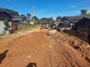 Vereadoras Thamara Reis e Cleusa Zaleski acompanham trabalho da Prefeitura em bueiro na Rua 2 do Jardim América