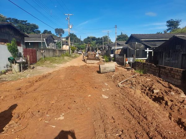 Vereadoras Thamara Reis e Cleusa Zaleski acompanham trabalho da Prefeitura em bueiro na Rua 2 do Jardim América