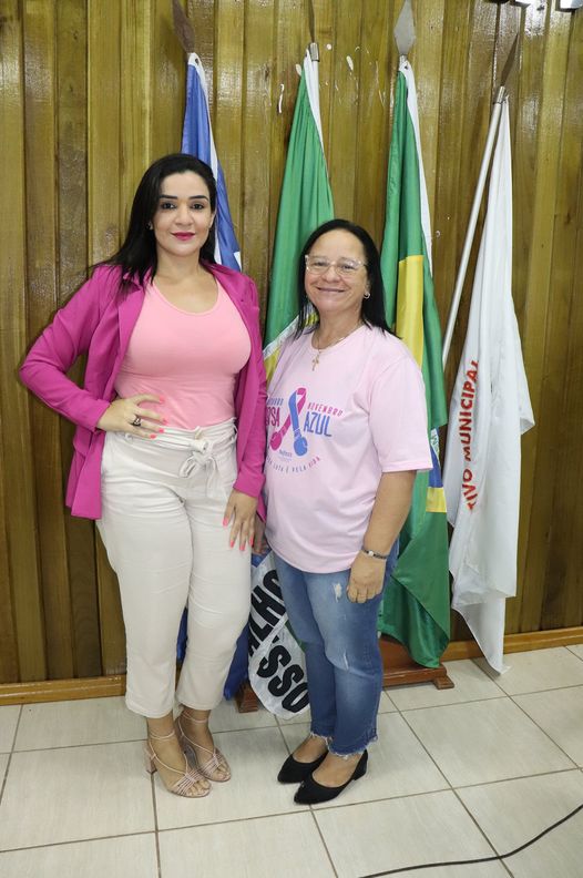 Vereadoras Thamara Reis e Cleusa Zaleski vestidas de rosa para reforçar a campanha Outubro Rosa de prevenção ao câncer de mama