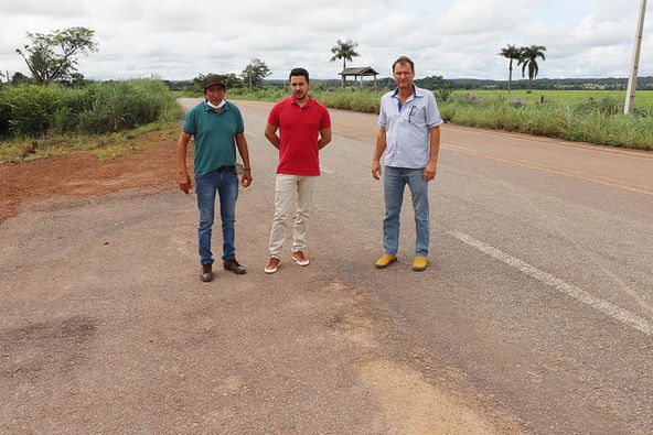 Vereadores Adelar Marcante, Luizinho Baptista e secretário de gestão Klayton Fidelex fazem levantamento para instalação de placas de sinalização em pontos da MT-208